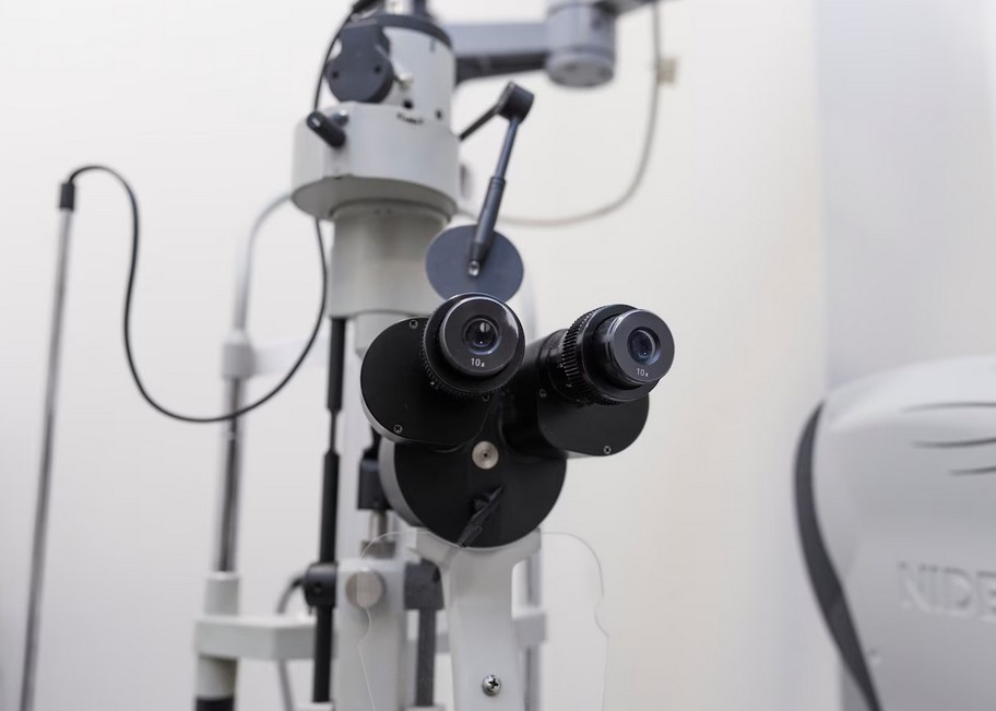 Medical Device Translation Services medcal device to examine eyes