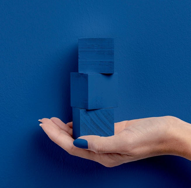 Maximize ROI: How to Request a Life Science Translation Quote That Delivers. a woman holding blue cubics on her hand