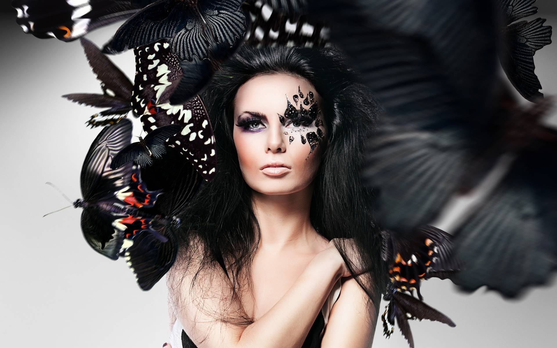 The Art of Translation: Unlocking New Markets for the Global Beauty Industry. a woman modeling in an eye cosmetics advertisement