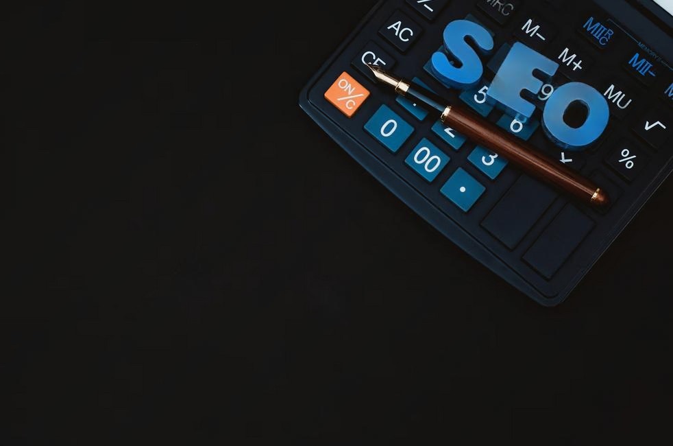 Multilingual SEO for Retail: Your Ultimate Global Blueprint. image showing a laptop with the word seo