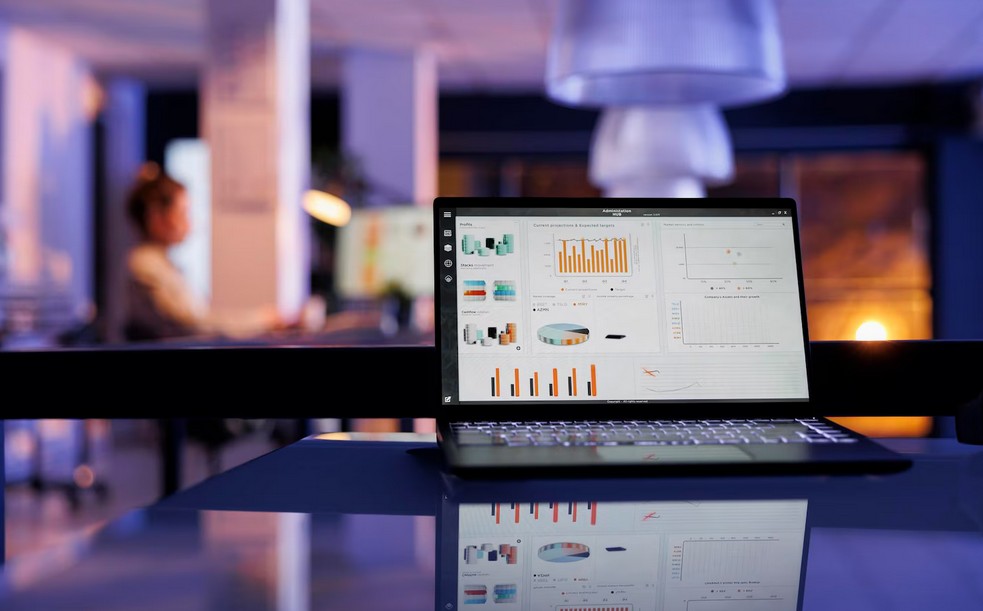 Multilingual SEO for Retail: Your Ultimate Global Blueprint. laptop showing data