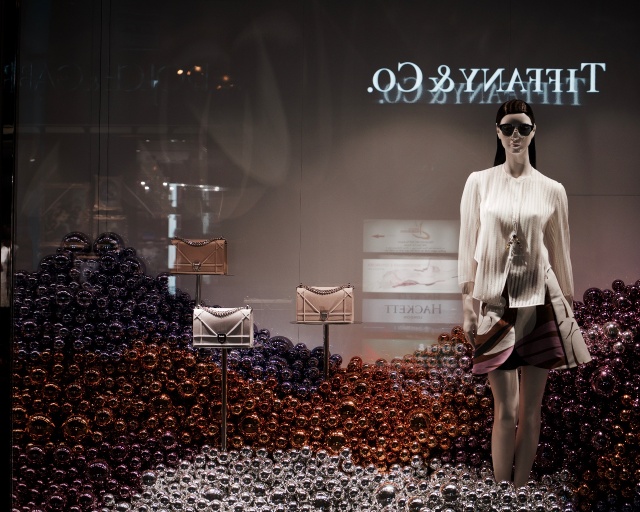 Conquer the World: Your Ultimate Guide to Flawless Retail Translation. image showing a fashion store Showcase