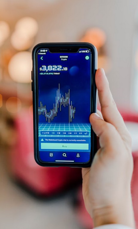 Transcreation vs. Translation: The Ultimate Guide for Fintech Marketing. person holding a smartpohne displaying banking data