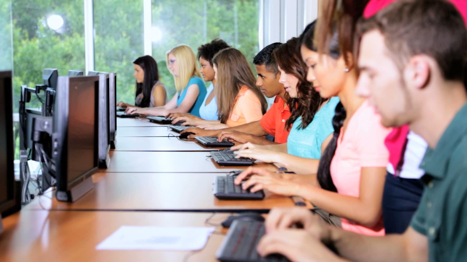 employees at an elearning session