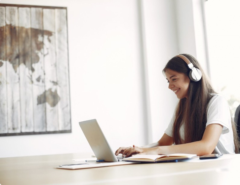 an employee at elearnnig session