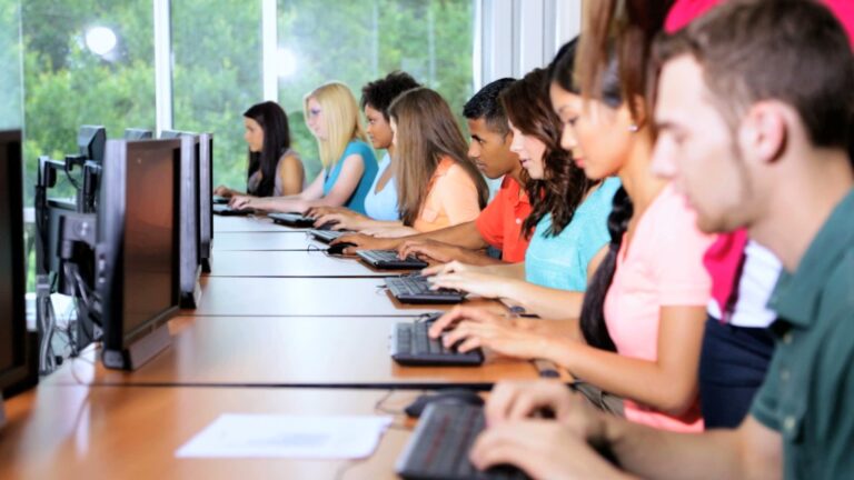 employees at an elearning session